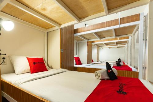 En eller flere senge i et værelse på RedDoorz Hostel @ Dago 2