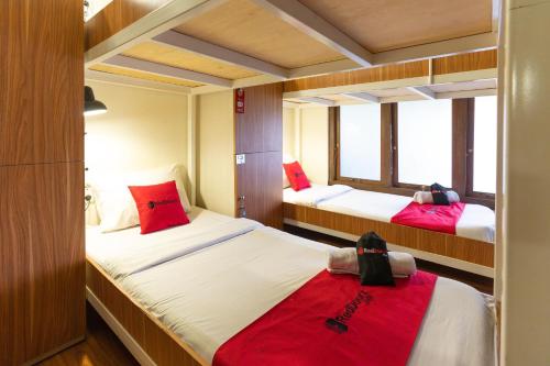 Postel nebo postele na pokoji v ubytování RedDoorz Hostel @ Dago 2