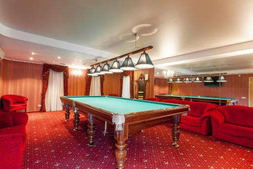 
Una mesa de billar en Hotel Oktyabrskaya
