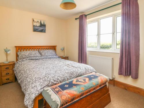 En eller flere senge i et værelse på Wayside Cottage