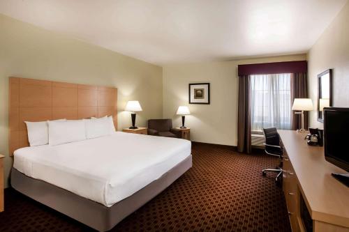 Postel nebo postele na pokoji v ubytování La Quinta by Wyndham Odessa North