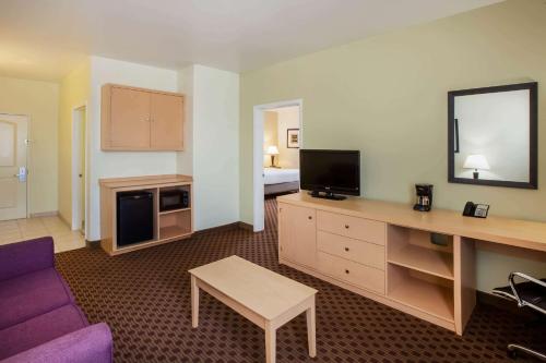 TV a/nebo společenská místnost v ubytování La Quinta by Wyndham Odessa North