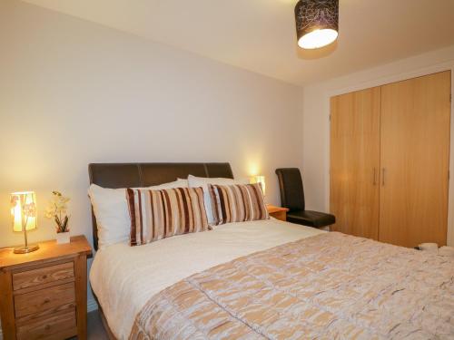 um quarto com uma cama grande e um armário de madeira em 7 Riverside Gardens em Inverness