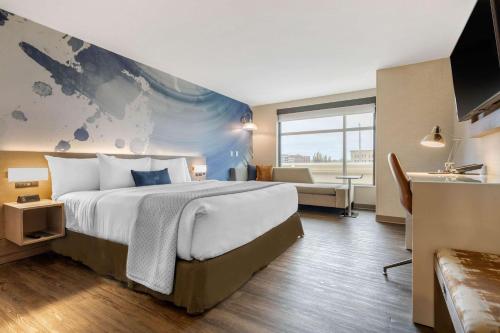 Giường trong phòng chung tại Cambria Hotel Milwaukee Downtown