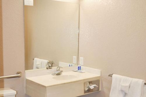 Kylpyhuone majoituspaikassa Rodeway Inn Fargo