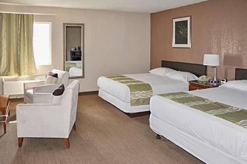 Llit o llits en una habitació de Rodeway Inn Fargo