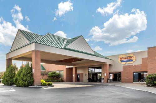 a front view of a hotel at Clarion Hotel Conference Center on Lake Erie in Dunkirk