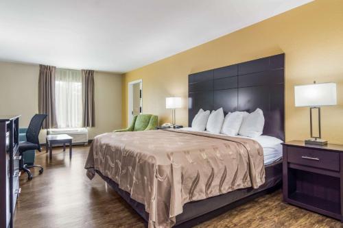 Ліжко або ліжка в номері Quality Inn & Suites Canton, GA