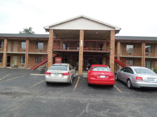 three cars parked in a parking lot in front of a hotel at Americas Inn Bardstown in Bardstown