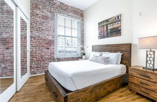Ліжко або ліжка в номері Modern Condos near French Quarter & Bourbon Street