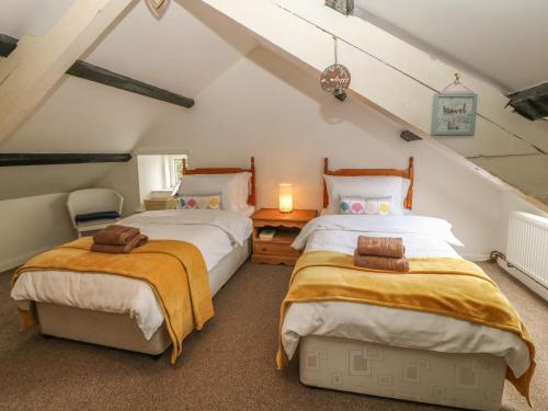سرير أو أسرّة في غرفة في Simdda Wen Cottage
