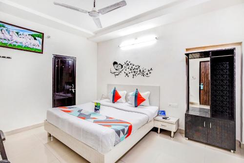 a bedroom with a large bed in a room at FabHotel Himanshi in Udaipur