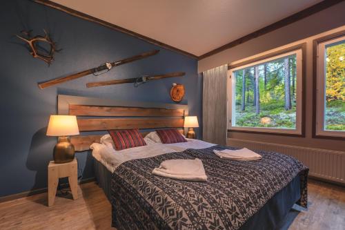 um quarto com uma cama e uma janela em Jeris Lakeside Resort em Muonio