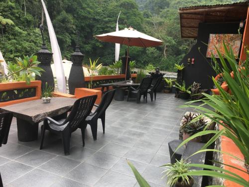 Ein Garten an der Unterkunft Jungle Inn Bukit lawang