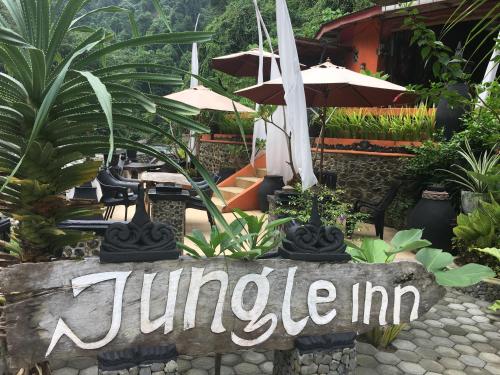 Ein Garten an der Unterkunft Jungle Inn Bukit lawang