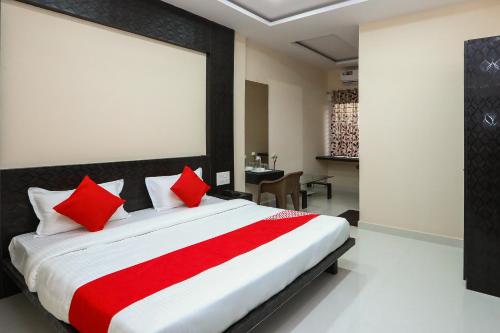 Ένα ή περισσότερα κρεβάτια σε δωμάτιο στο Suvarna Suits