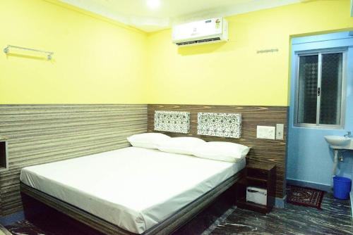 a bedroom with a bed in a room with aperature at Vasanth Villa in Kanchipuram