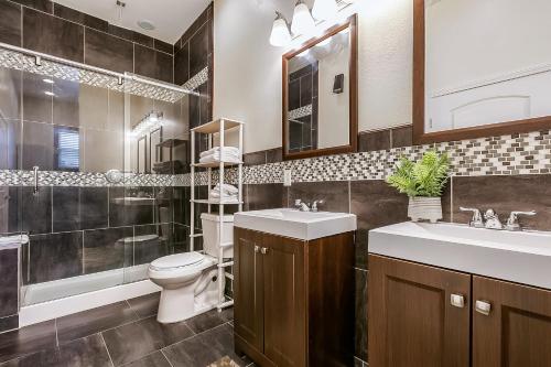 Bathroom sa Modern, Spacious Condos with Luxury Amenities