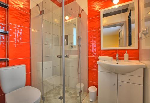 a bathroom with a shower and a toilet and a sink at Jaworina- Apartamenty, Domki i Pokoje in Solina
