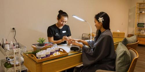 Tetamu yang menginap di Baan Laimai Beach Resort & Spa - SHA Extra Plus