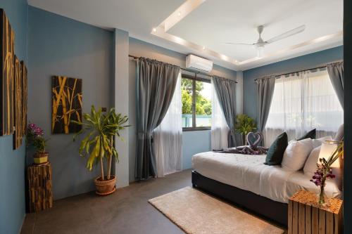 Llit o llits en una habitació de Villa Baan Suaan Kluay Mai