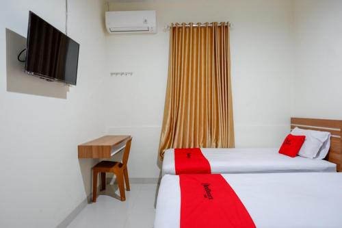 Tempat tidur dalam kamar di RedDoorz near Living Plaza Purwokerto