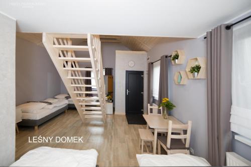 Habitación con escalera y sala de estar. en Gościniec Marzymięta, en Czmoń