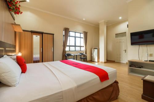 Postel nebo postele na pokoji v ubytování RedDoorz Plus @ Hotel Sempurna Watervang Lubuk Linggau