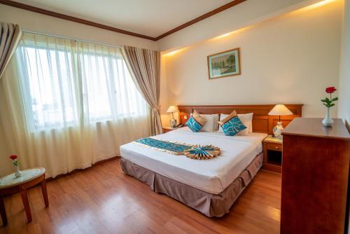 Giường trong phòng chung tại Oscar Saigon Hotel