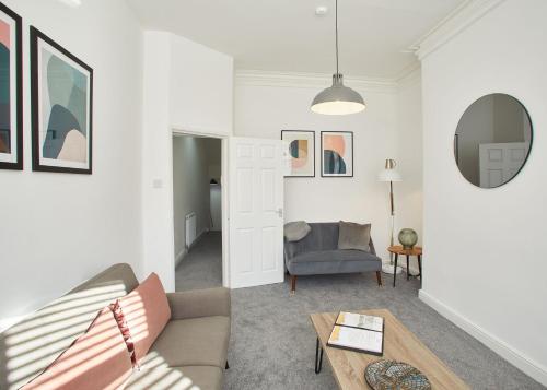 een woonkamer met een bank en een tafel bij Host & Stay - The Ruby Retreat in Saltburn-by-the-Sea