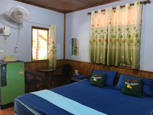 Säng eller sängar i ett rum på Baan Suan Sukjai Resort