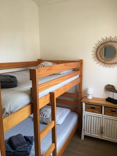 アグドにあるVilla L'Amirauteのベッドルーム1室(二段ベッド2台、鏡付)