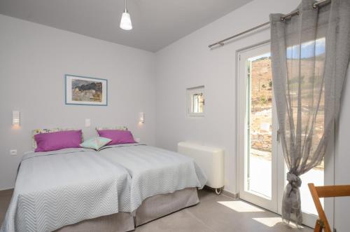 A bed or beds in a room at Sunshine villa