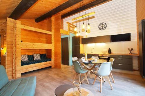 une cuisine et une salle à manger avec une table et des chaises dans l'établissement COCOONING, à Gérardmer