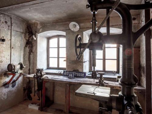 an old room with a window and a sewing machine at Schlosserhaus Lam in Lam