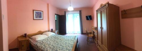 1 dormitorio con cama y ventana en Hotel Twardowski, en Głogoczów