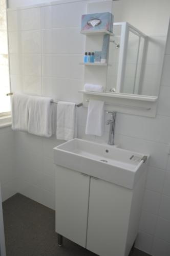 Un baño de The Parade Hotel