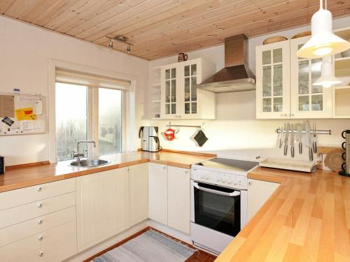 Kuchnia lub aneks kuchenny w obiekcie Holiday home Læsø