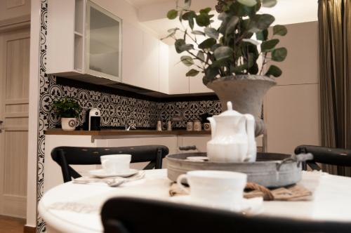 - une table à manger avec un vase de fleurs dans l'établissement Casa Teresinella, à Torre Annunziata
