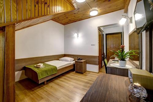 伊沃尼奇－茲德魯伊的住宿－Pod Jodłą，一间卧室配有一张床和一张桌子