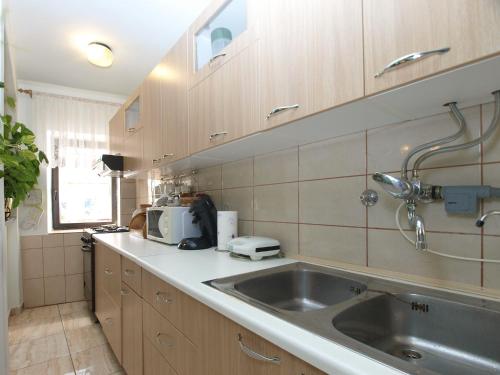 kuchnia ze zlewem i mikrofalówką w obiekcie Apartment Vodnjan 1123 w mieście Vodnjan