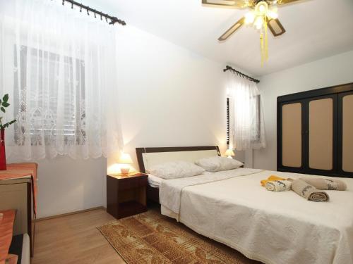 sypialnia z dwoma łóżkami i wentylatorem sufitowym w obiekcie Apartment Vodnjan 1123 w mieście Vodnjan