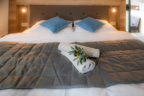 - un grand lit avec 2 oreillers et des serviettes dans l'établissement Mato One Zimmervermietung, à Arnsberg
