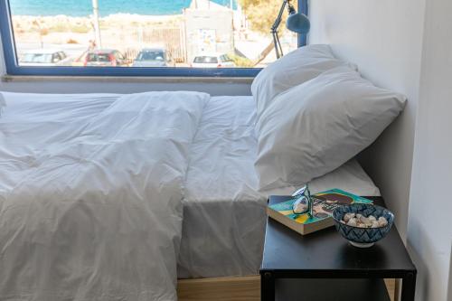Katil atau katil-katil dalam bilik di PORT CITY HAIFA - BAT GALIM oceanfront luxury - MAMAD