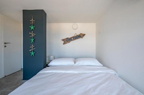 Katil atau katil-katil dalam bilik di PORT CITY HAIFA - BAT GALIM oceanfront luxury - MAMAD