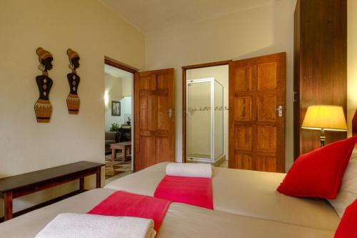 Postel nebo postele na pokoji v ubytování Shonalanga Lodge
