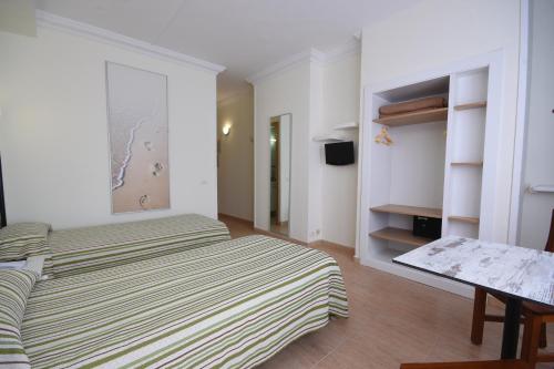 ラスパルマス・デ・グランカナリアにあるアパルタメントス ティノカのベッドルーム1室(ベッド2台、テーブル付)