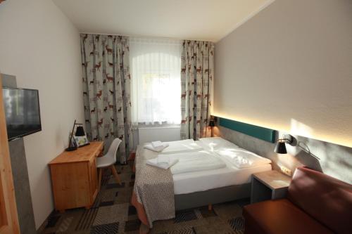 En eller flere senger på et rom på Hotel Miriquidi