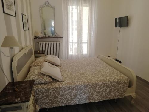 Schlafzimmer mit einem Bett, einem Tisch und einem Spiegel in der Unterkunft CASA FREJUS . COMODO AL CENTRO E AL POLITECNICO BUS 33 E 42 in Turin