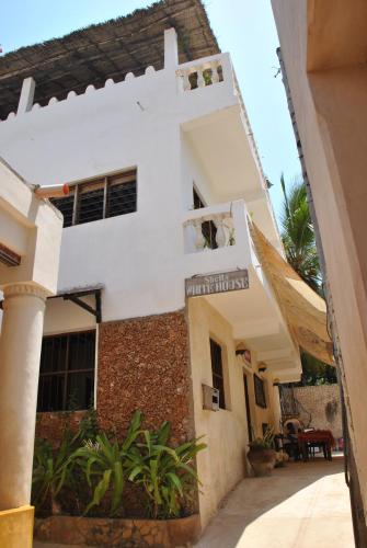 a house in the middle of a street at Shella White House in Lamu